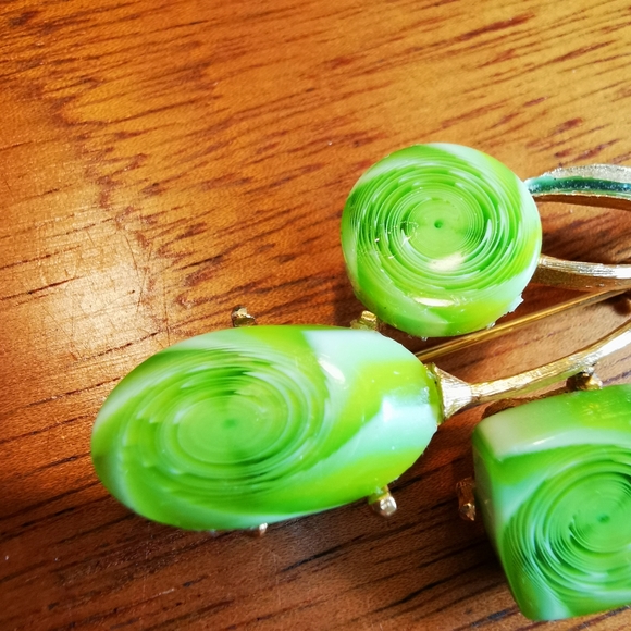 Gold Tone and Green Swirl Acrylic Floral Brooch - Picture 9 of 13